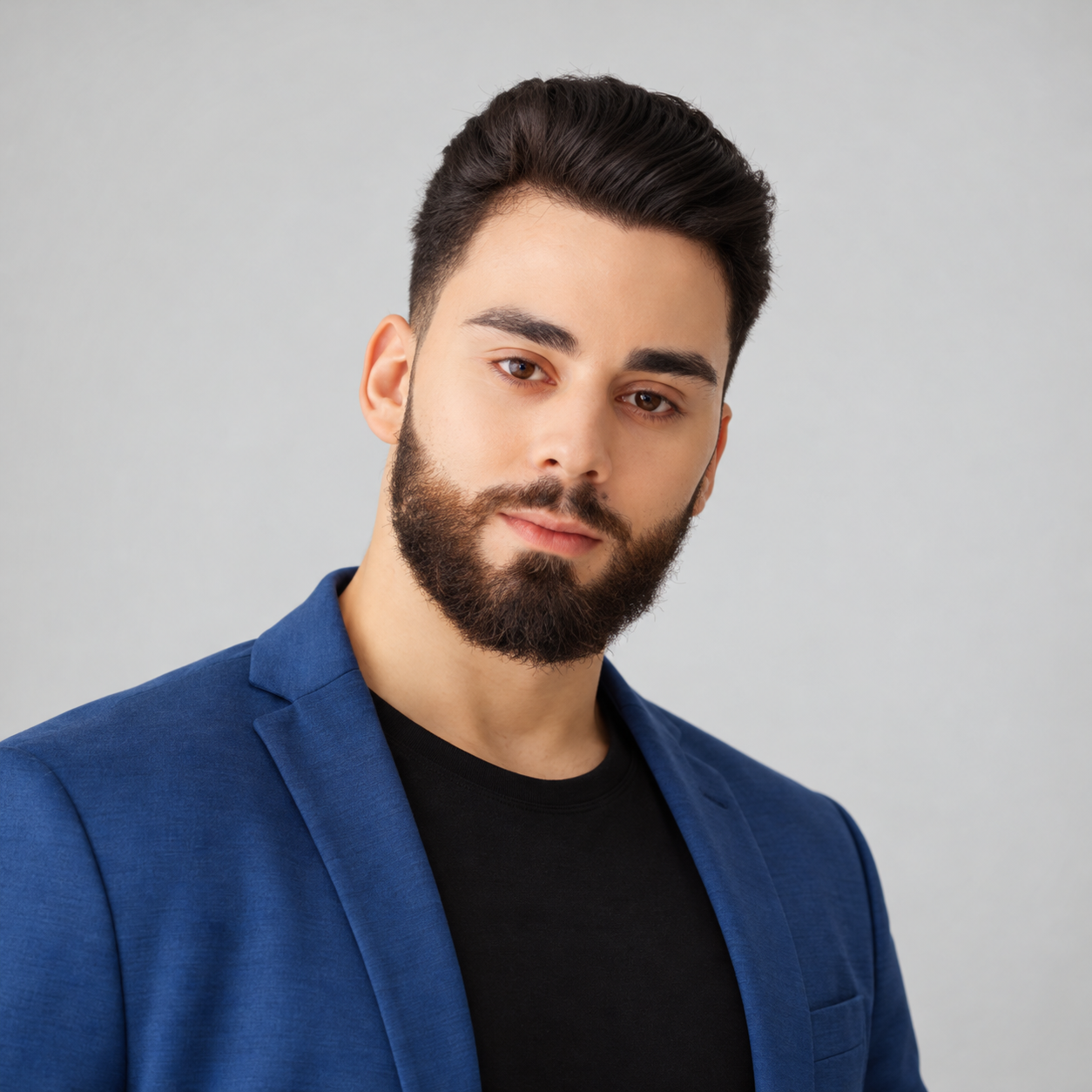 Retrato profissional de Yuri Peloi, com blazer azul